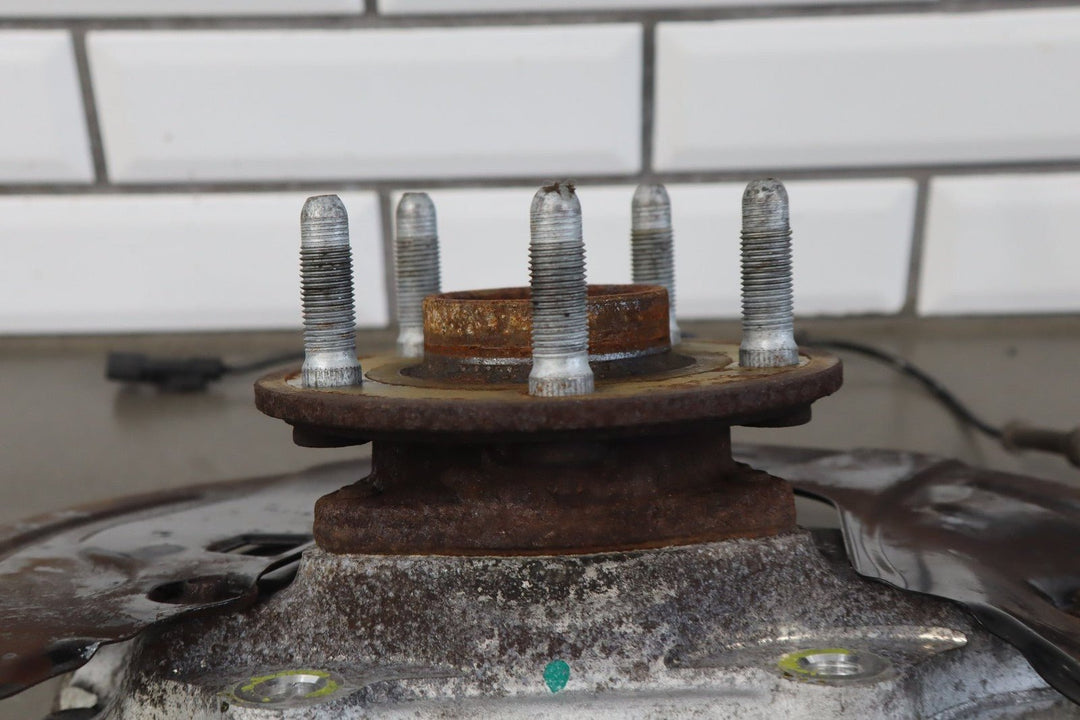 2010 - 2015 Chevrolet Camaro SS Left Front Spindle 92233625