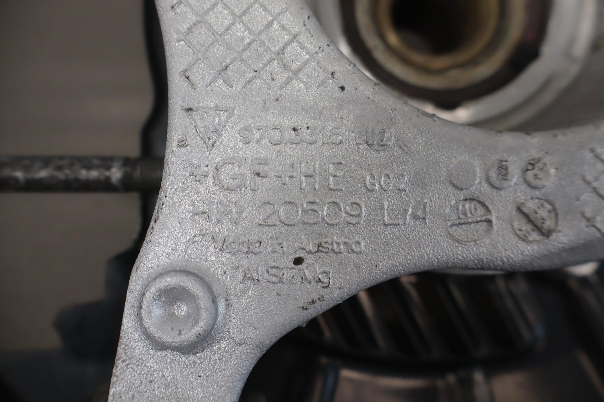 2010 Porsche Panamera 4s Left Rear Suspension Control Arm Spindle Axle OEM