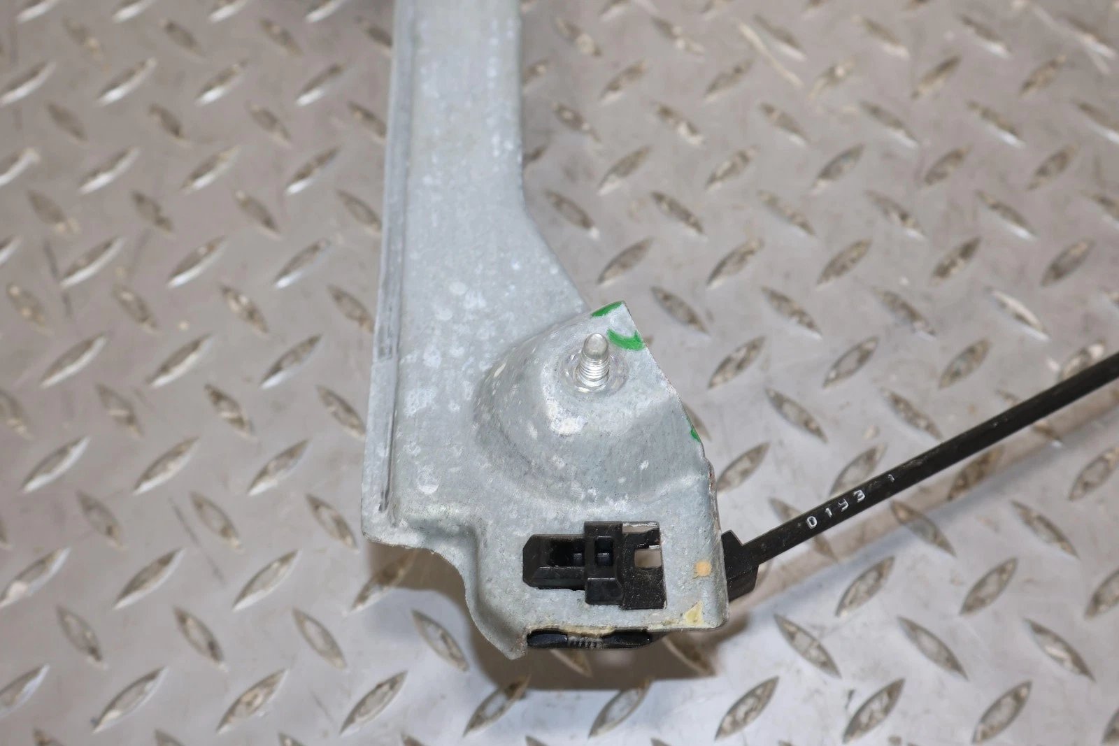 2011 Chevrolet Avalanche- FRONT DOOR REGULATOR