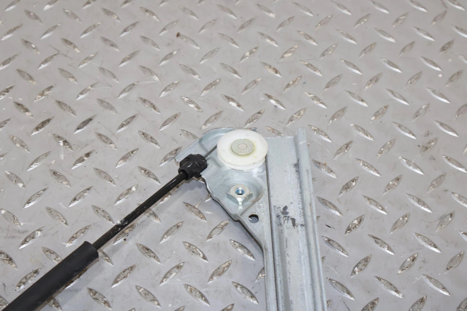 2011 Chevrolet Avalanche- FRONT DOOR REGULATOR