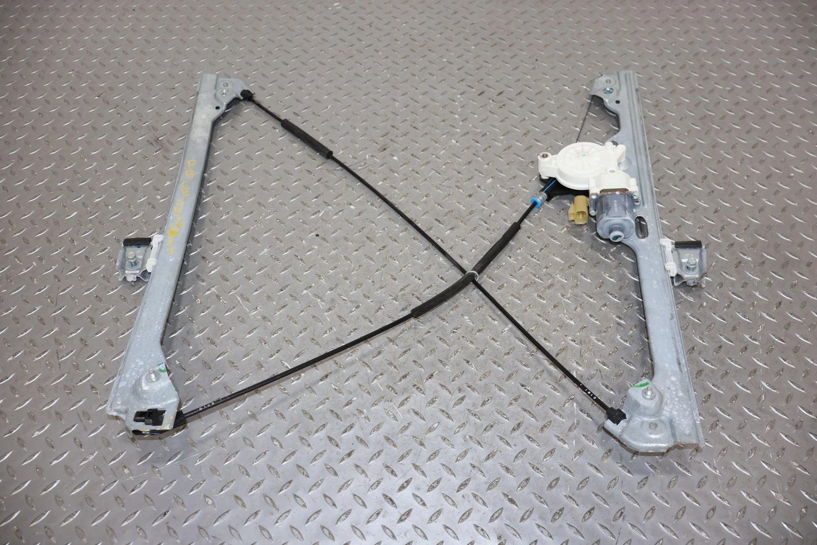 2011 Chevrolet Avalanche- FRONT DOOR REGULATOR