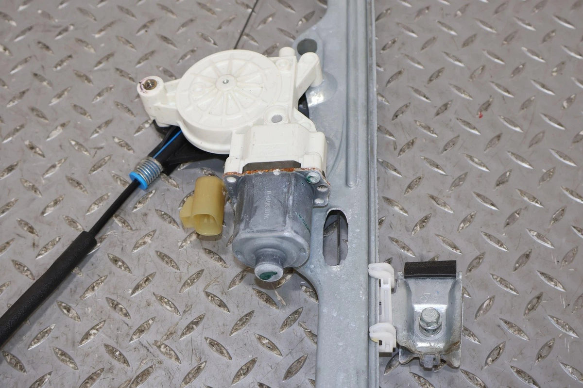 2011 Chevrolet Avalanche- FRONT DOOR REGULATOR