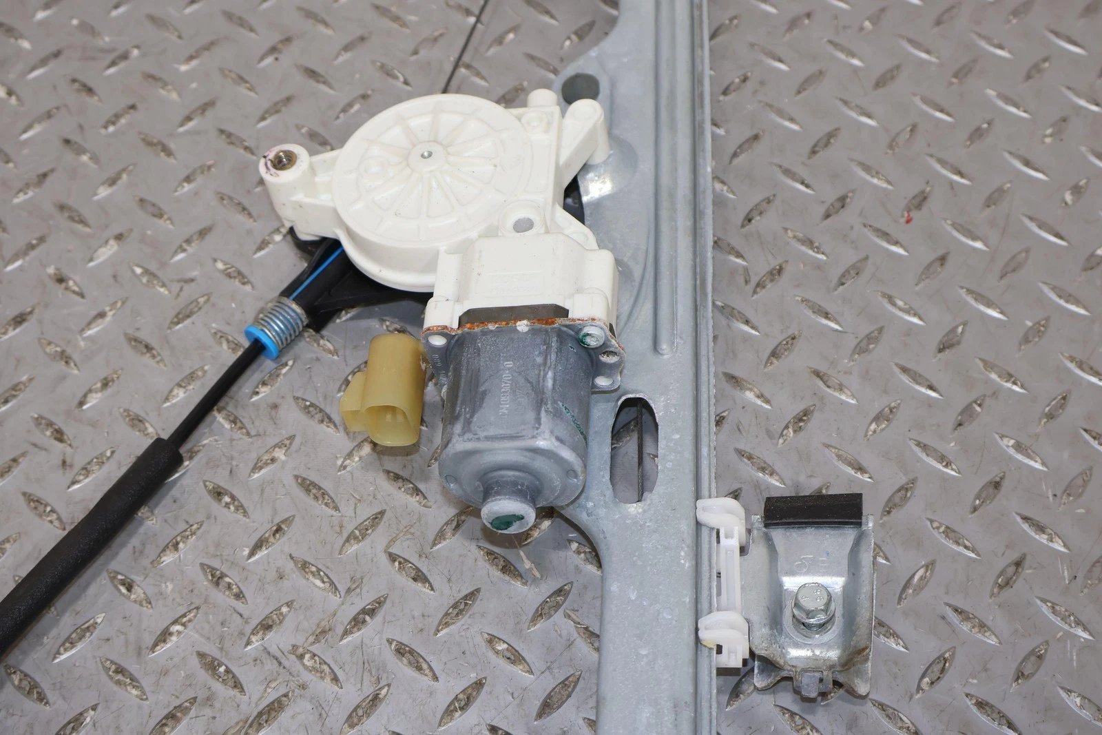 2011 Chevrolet Avalanche- FRONT DOOR REGULATOR