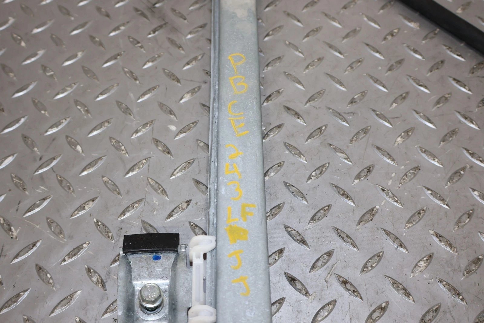 2011 Chevrolet Avalanche- FRONT DOOR REGULATOR
