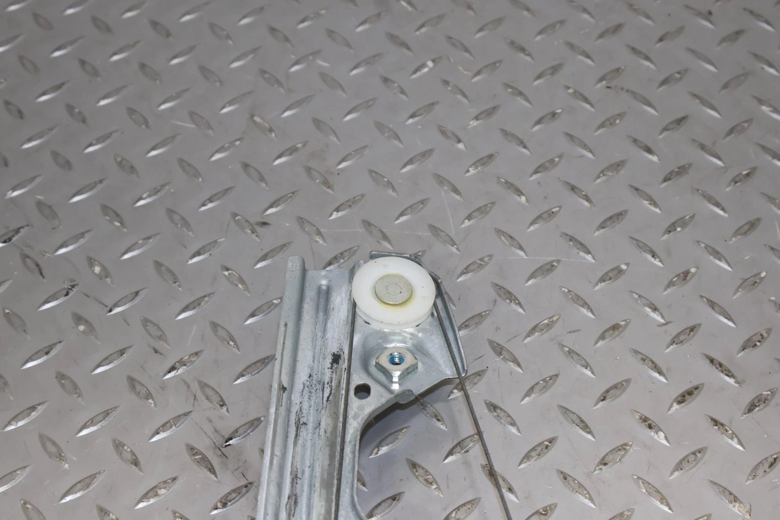 2011 Chevrolet Avalanche- FRONT DOOR REGULATOR