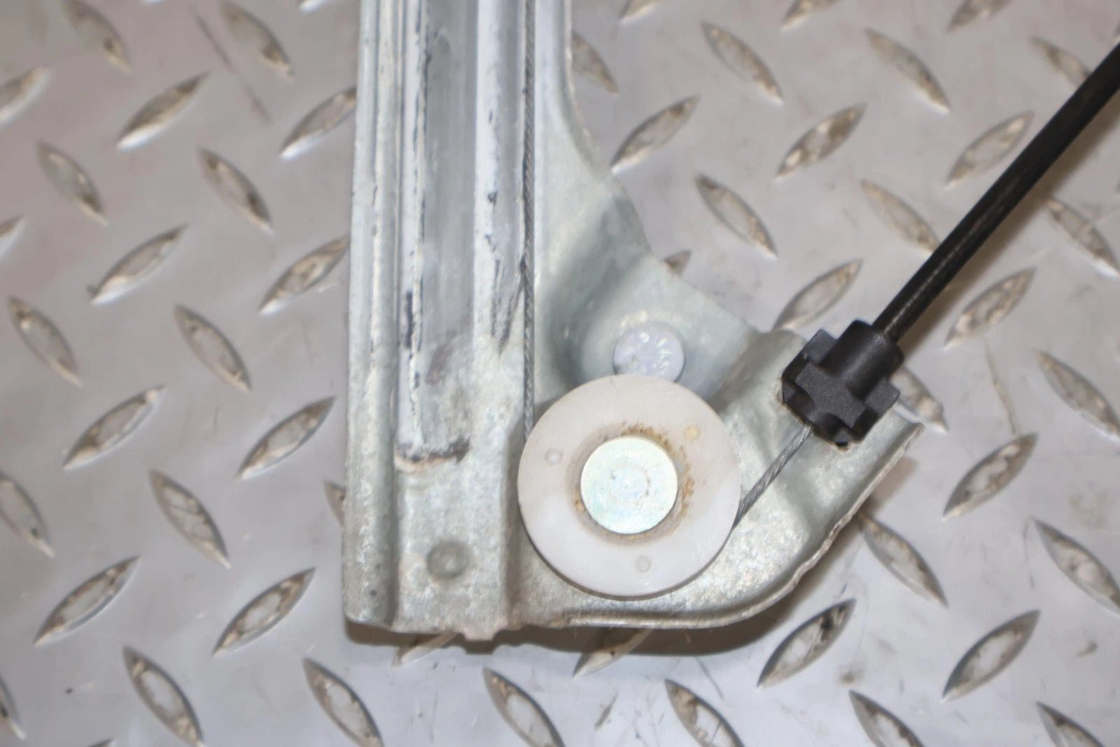 2011 Chevrolet Avalanche- FRONT DOOR REGULATOR