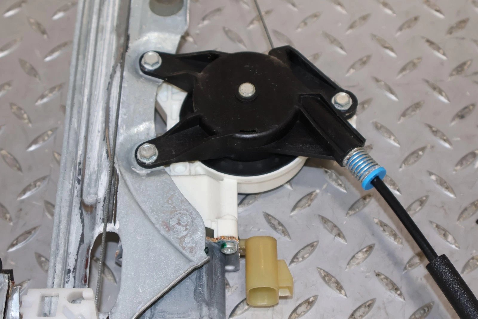 2011 Chevrolet Avalanche- FRONT DOOR REGULATOR