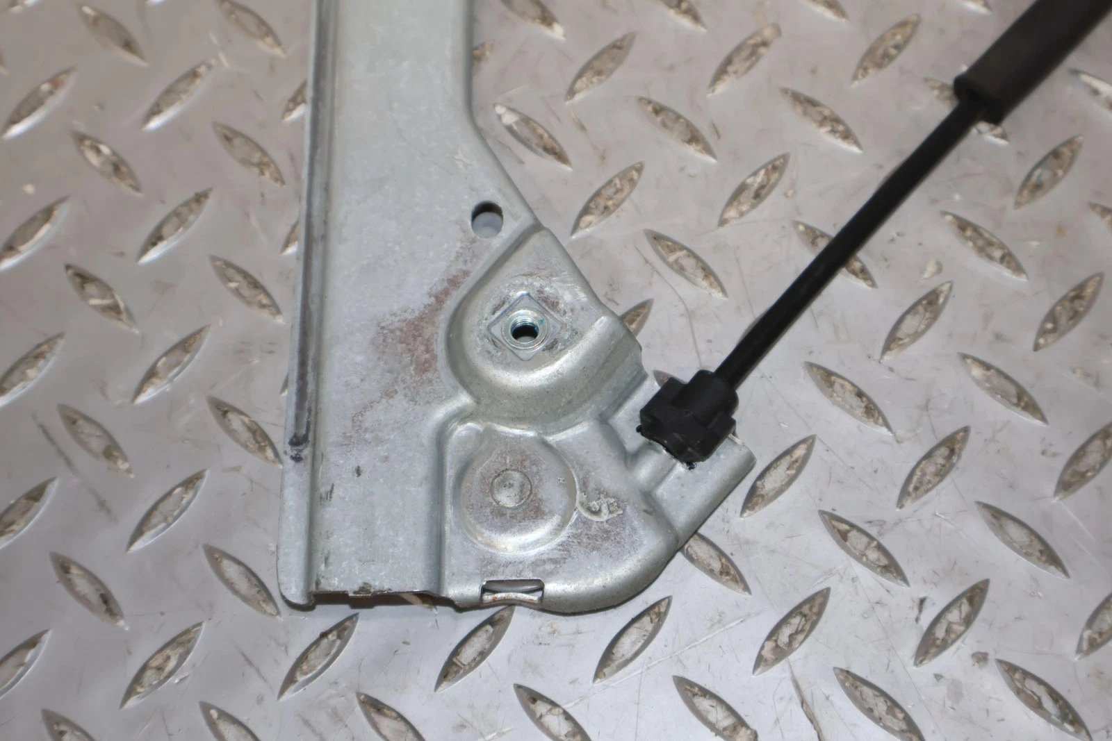 2011 Chevrolet Avalanche- Right Front Door Regulator
