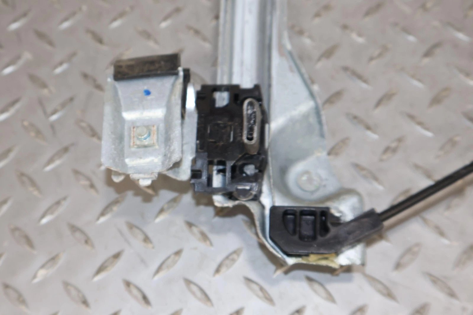 2011 Chevrolet Avalanche- Right Front Door Regulator