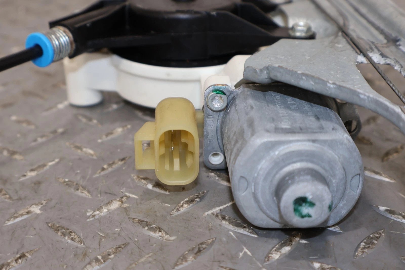 2011 Chevrolet Avalanche- Right Front Door Regulator