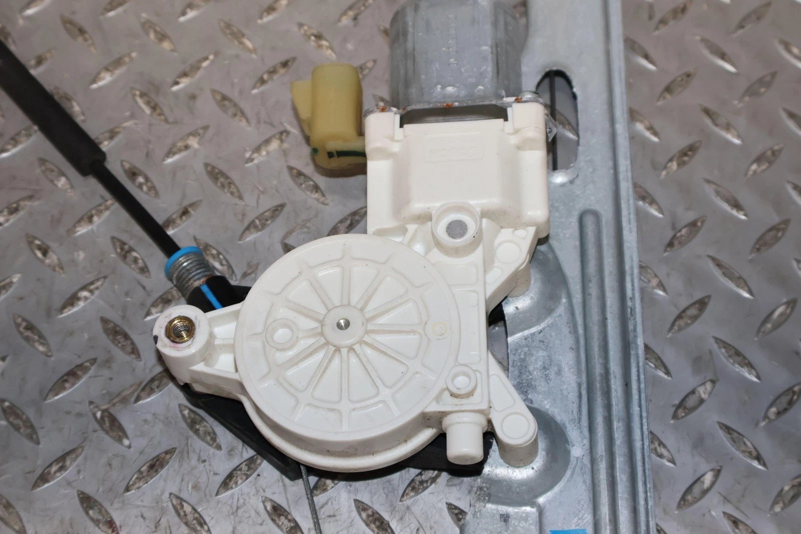 2011 Chevrolet Avalanche- Right Front Door Regulator