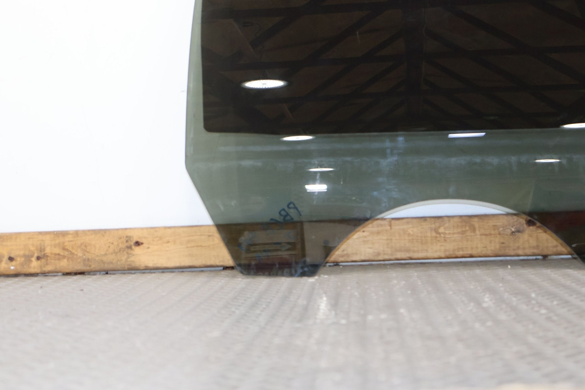 2011 Chevrolet Avalanche- Right Rear Door Window