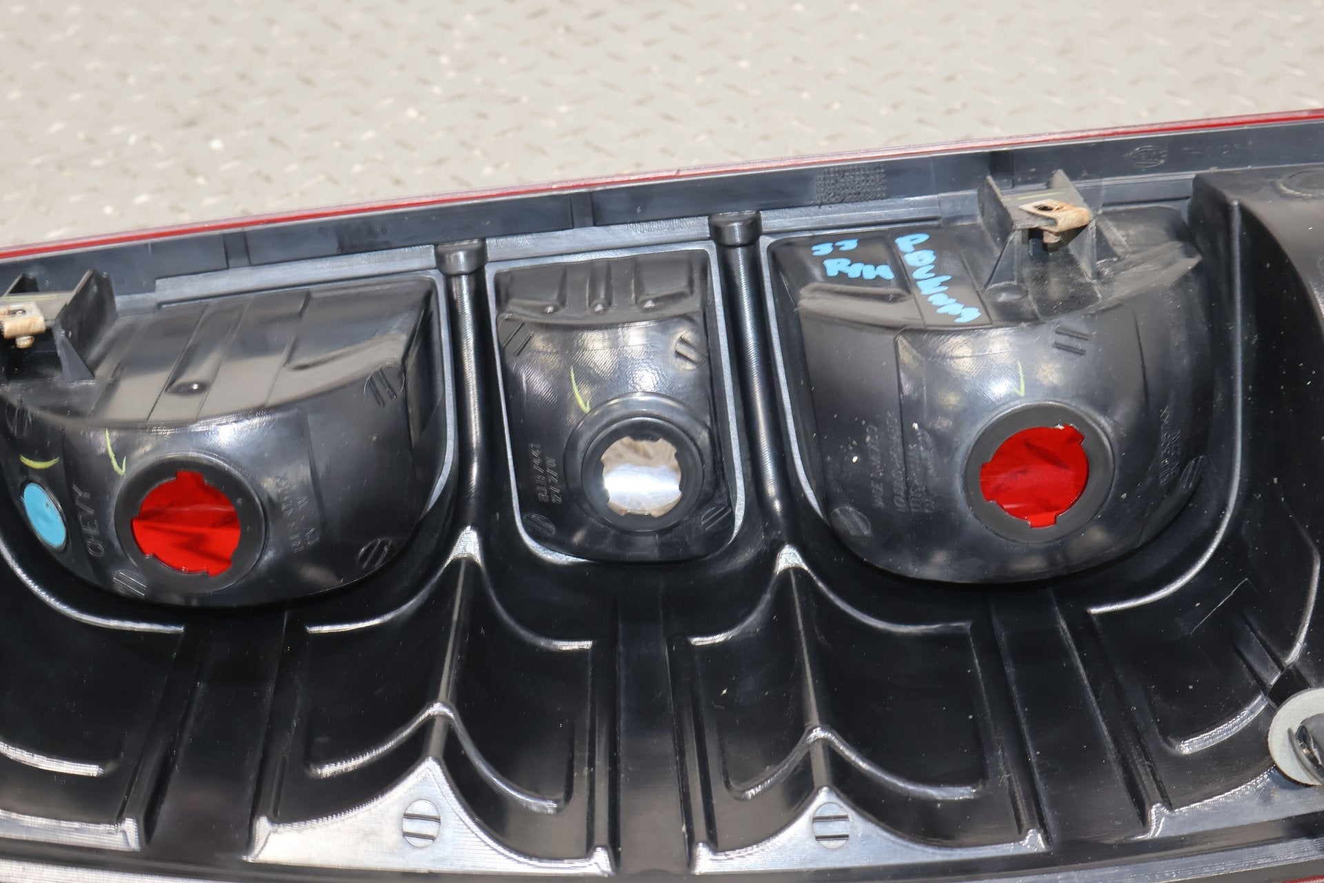 2011 Chevrolet Avalanche- Right Tail Light