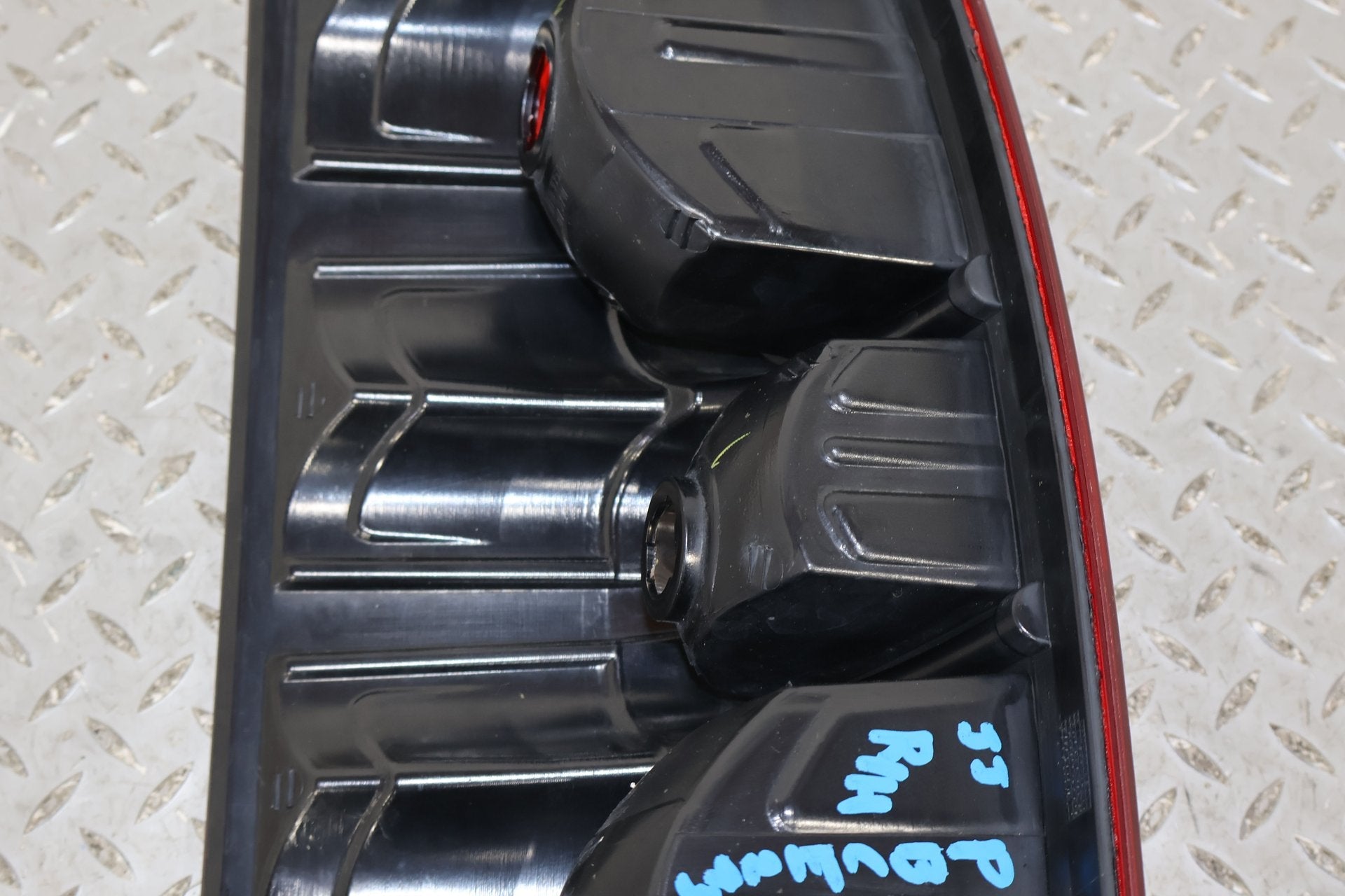2011 Chevrolet Avalanche- Right Tail Light