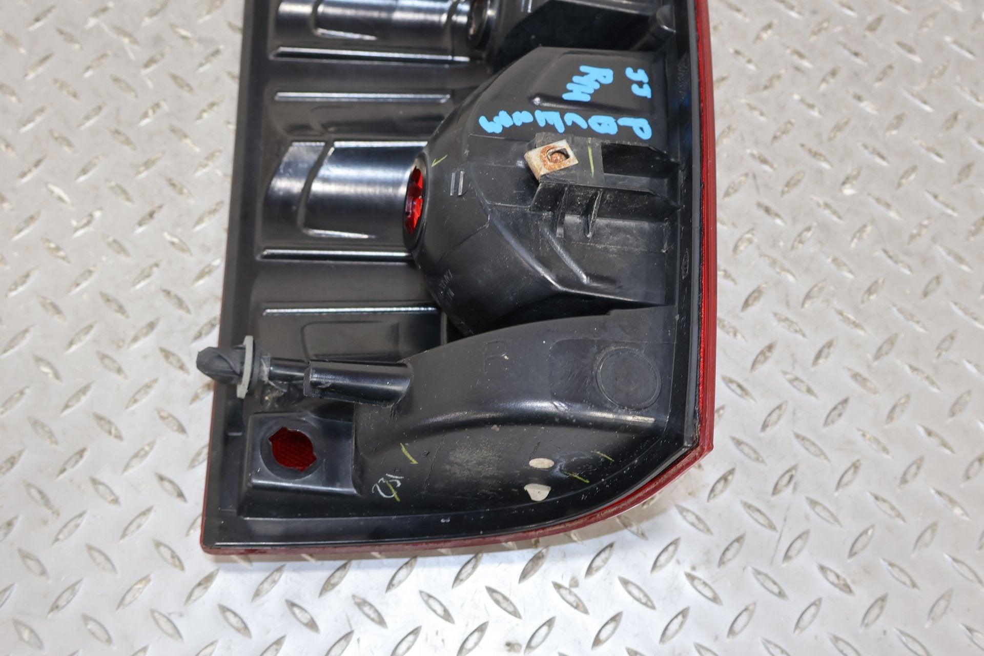 2011 Chevrolet Avalanche- Right Tail Light