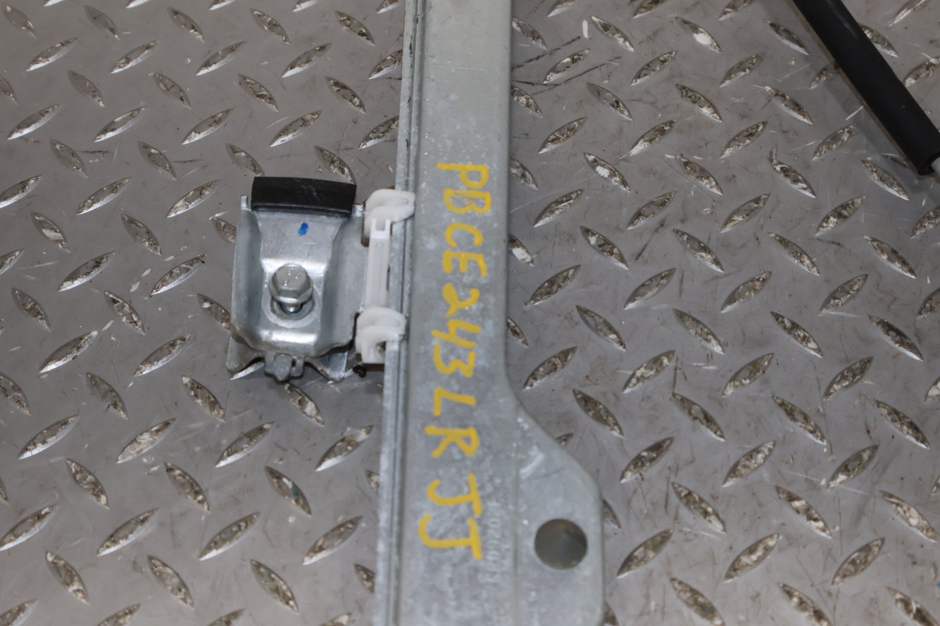 2011 Chevrolet Avalanche- SIDE/REAR/CARGO REGULATOR