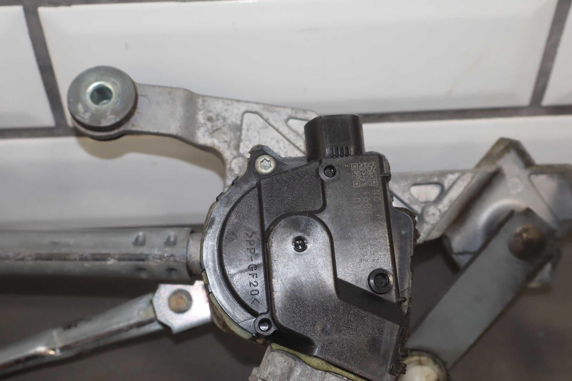 2011 Honda Fit Front Wiper Motor OEM