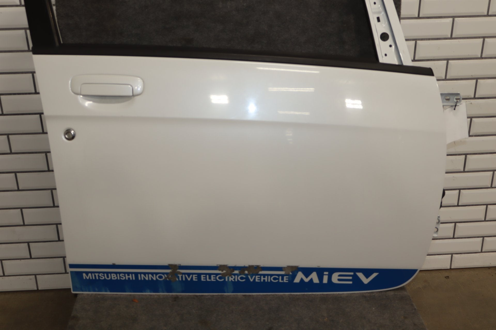 2012-2014 Mitsubishi i-MiEV Right Front Door Diamond White Pearl W13
