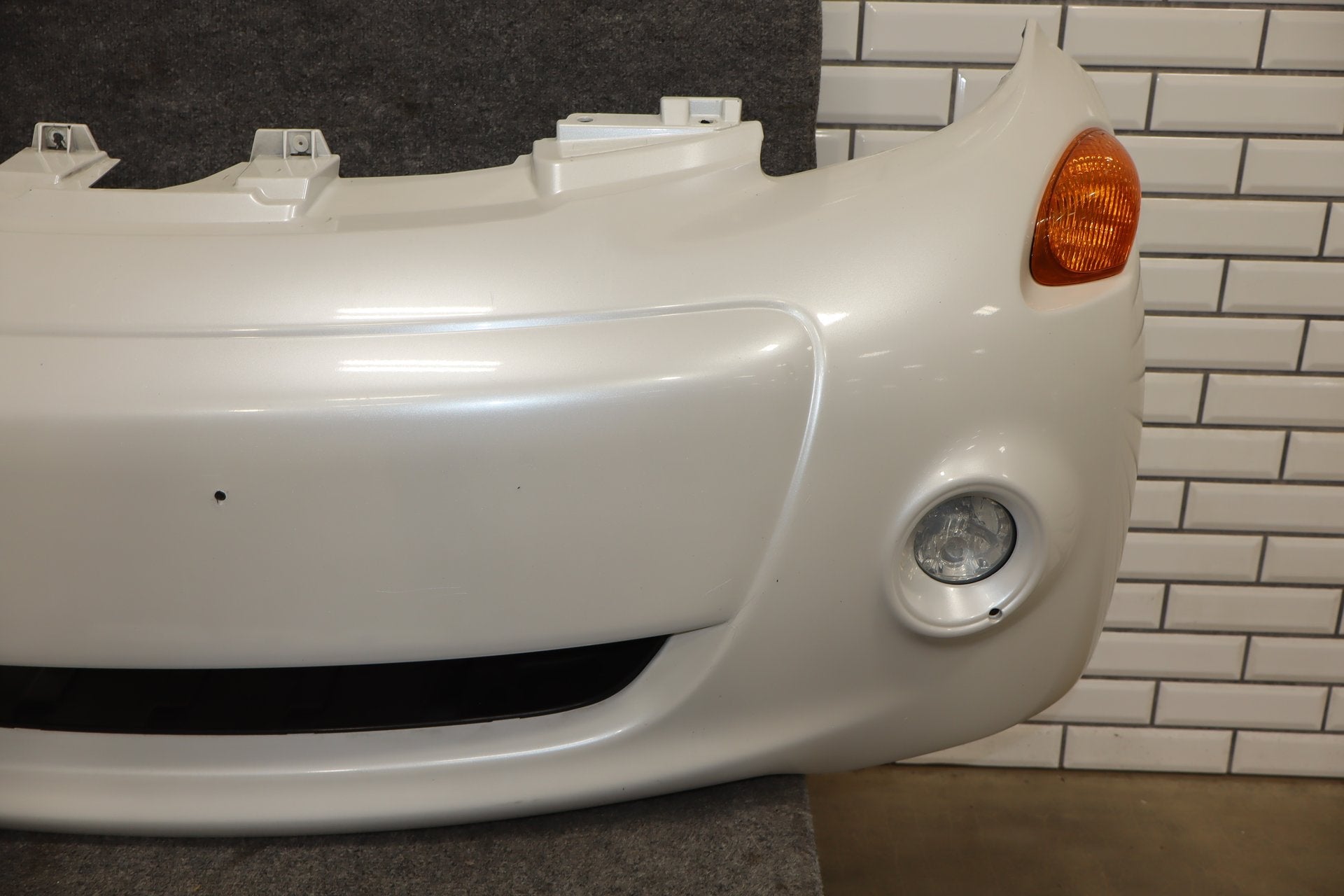 2012-2014 Mitsubishi i-MiEV SE Front Bumper Diamond White Pearl W13