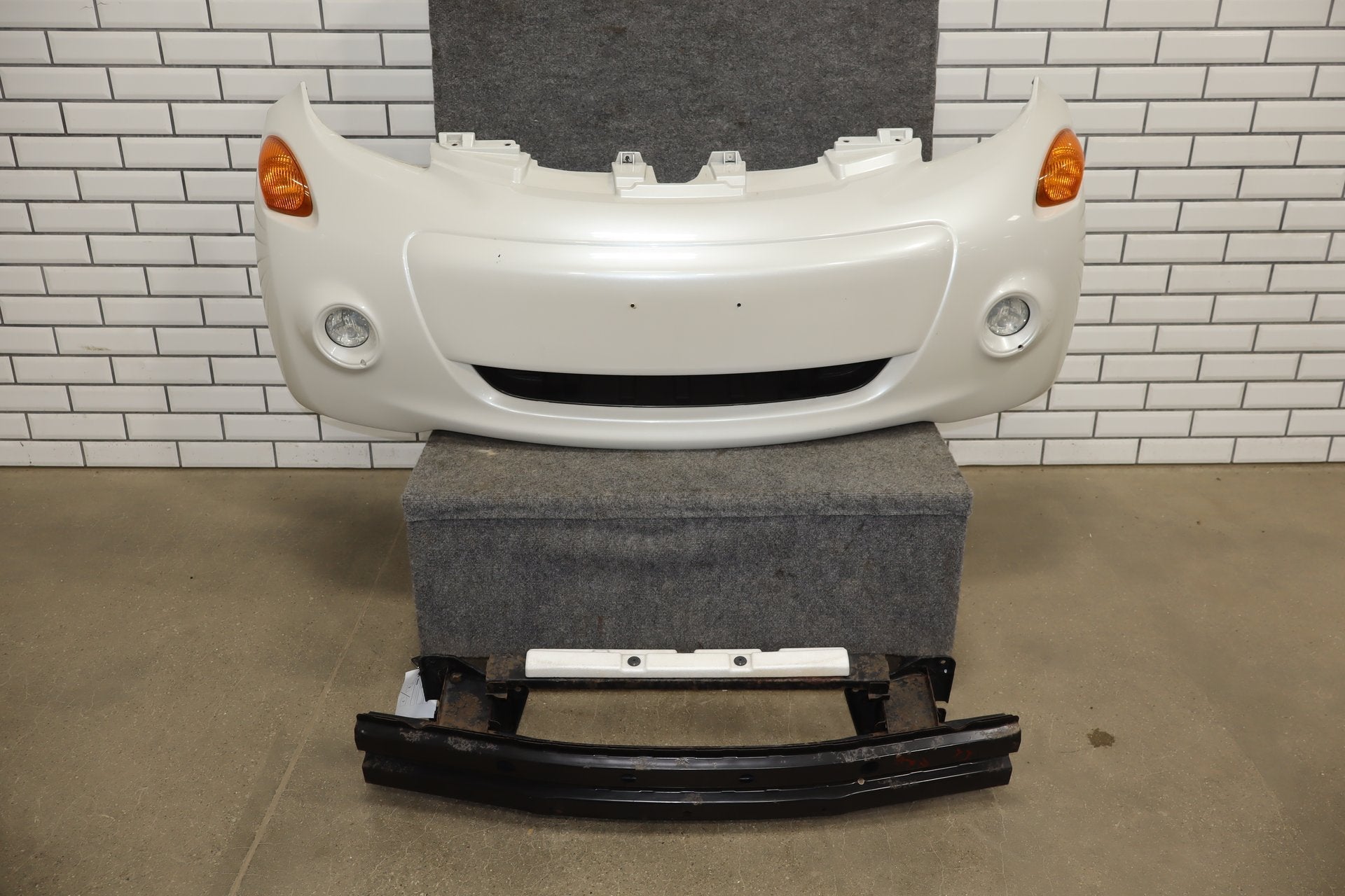 2012-2014 Mitsubishi i-MiEV SE Front Bumper Diamond White Pearl W13