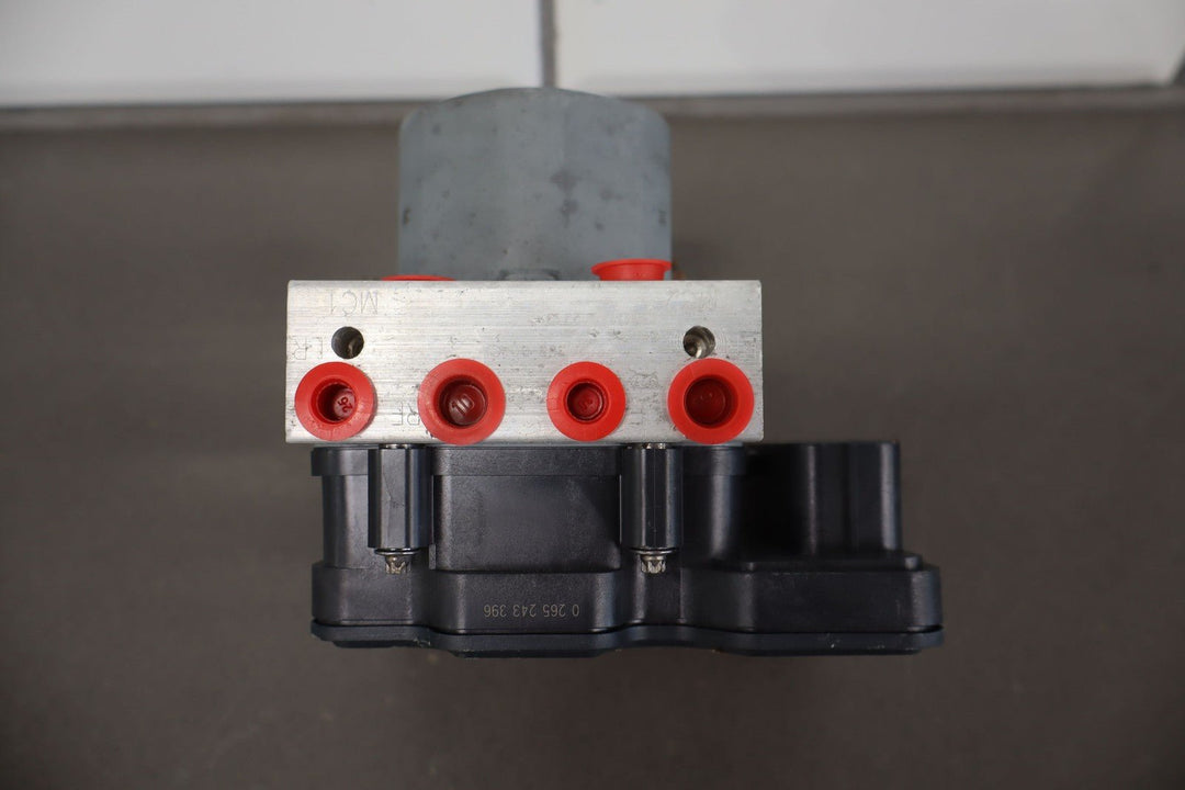 2012 - 2015 Tesla Model S ABS Anti - Lock Brake Pump & Module (6006363 - 00 - C) OEM