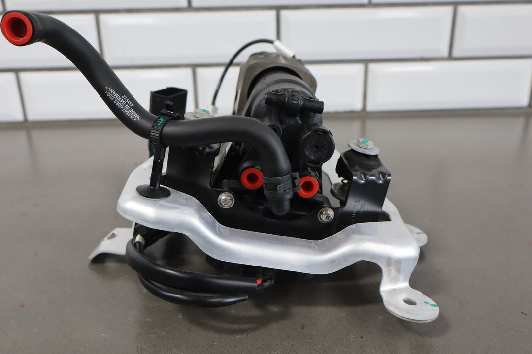 2012 - 2015 Tesla Model S MS Air Suspension Compressor Pump Unit w/ Bracket Assy