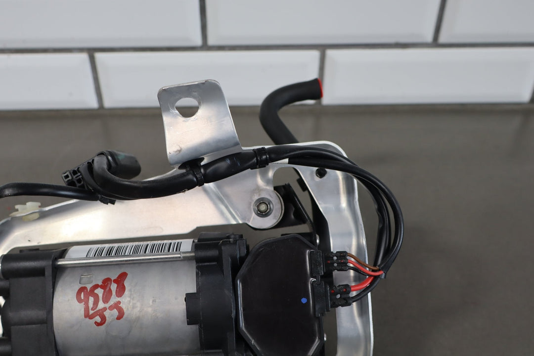2012 - 2015 Tesla Model S MS Air Suspension Compressor Pump Unit w/ Bracket Assy
