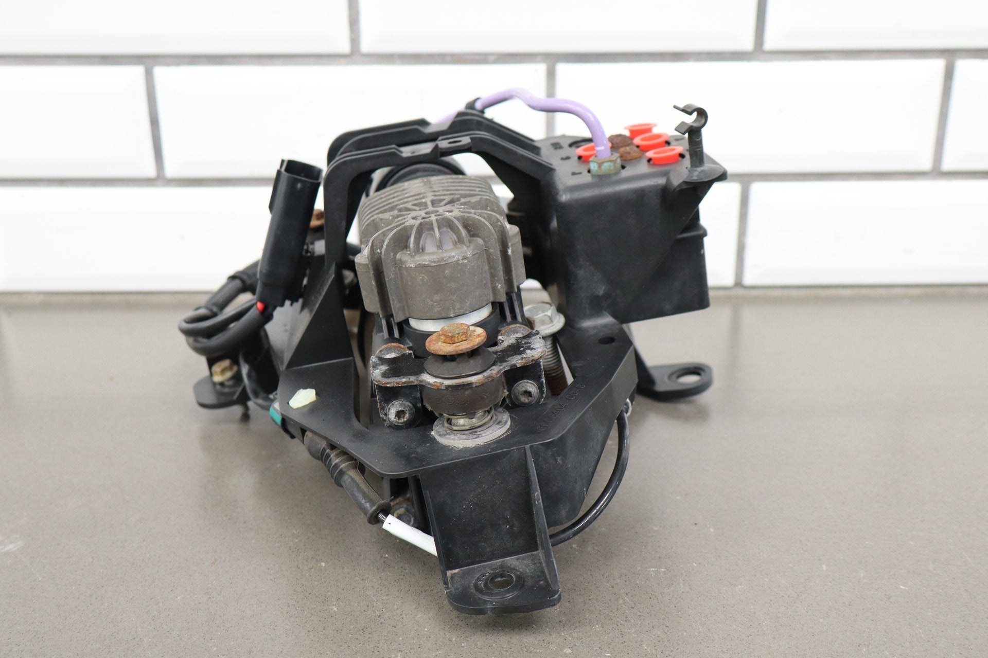 2012-2015 Tesla Model S MS Air Suspension Compressor Pump Unit w/ Bracket Assy