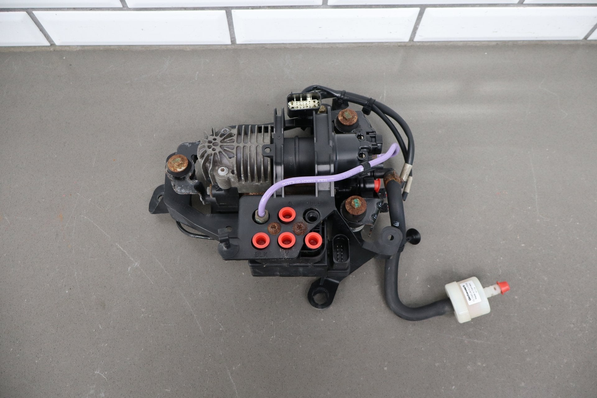 2012-2015 Tesla Model S MS Air Suspension Compressor Pump Unit w/ Bracket Assy