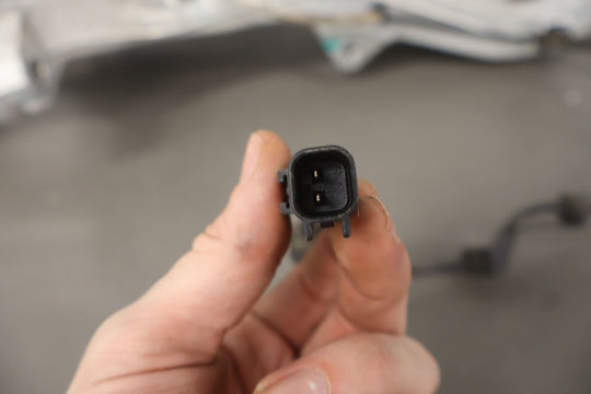 2012 - 2016 Tesla Model S RWD Passenger Right Front Spindle / Hub OEM