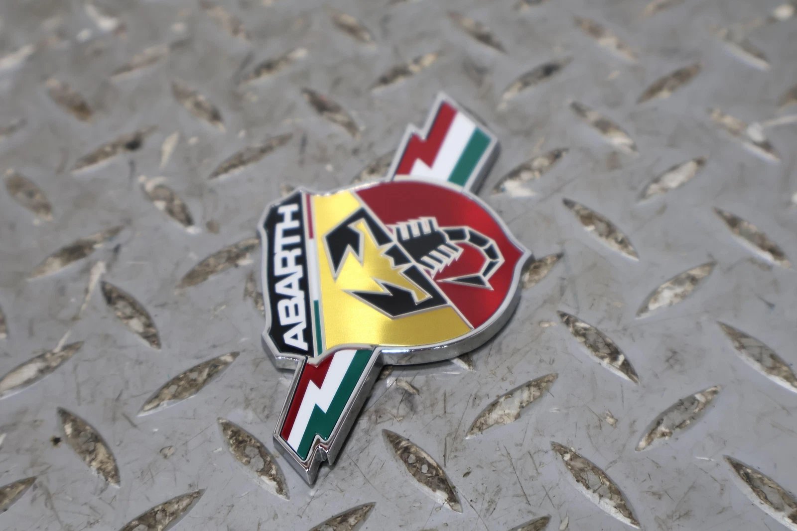 2012 Fiat 500- Emblem