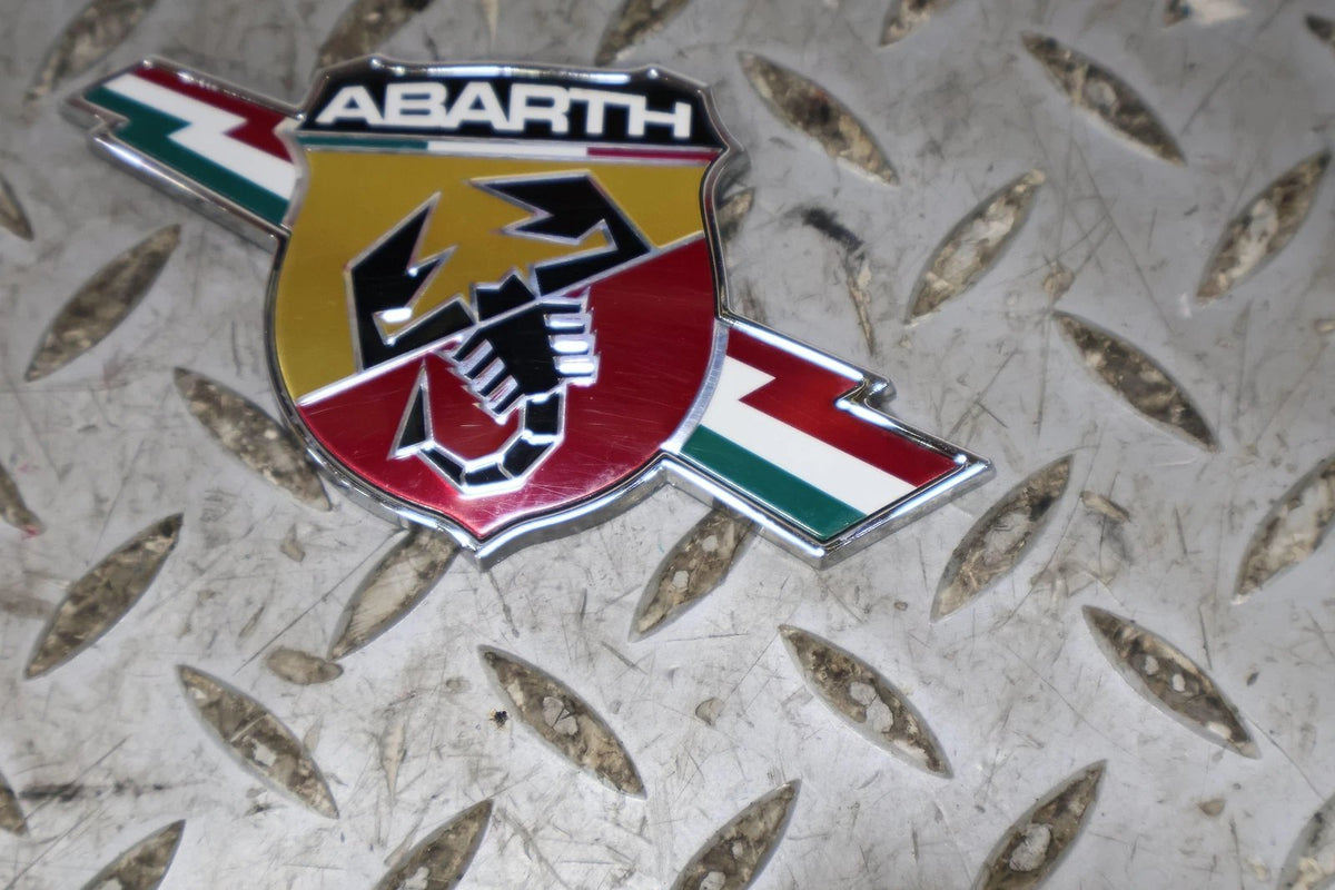 2012 Fiat 500- Emblem