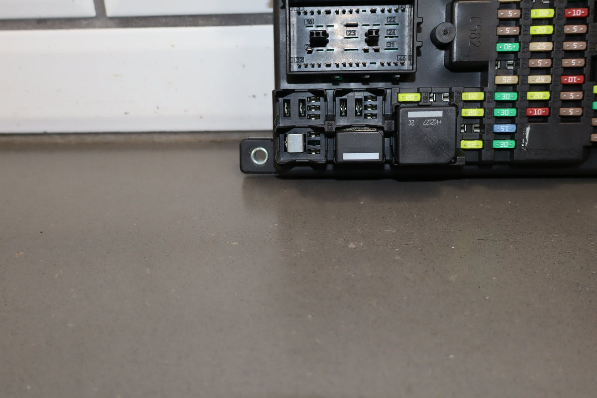2012 Jaguar XJ L Portfolio 5.0L Cabin Fuse Box