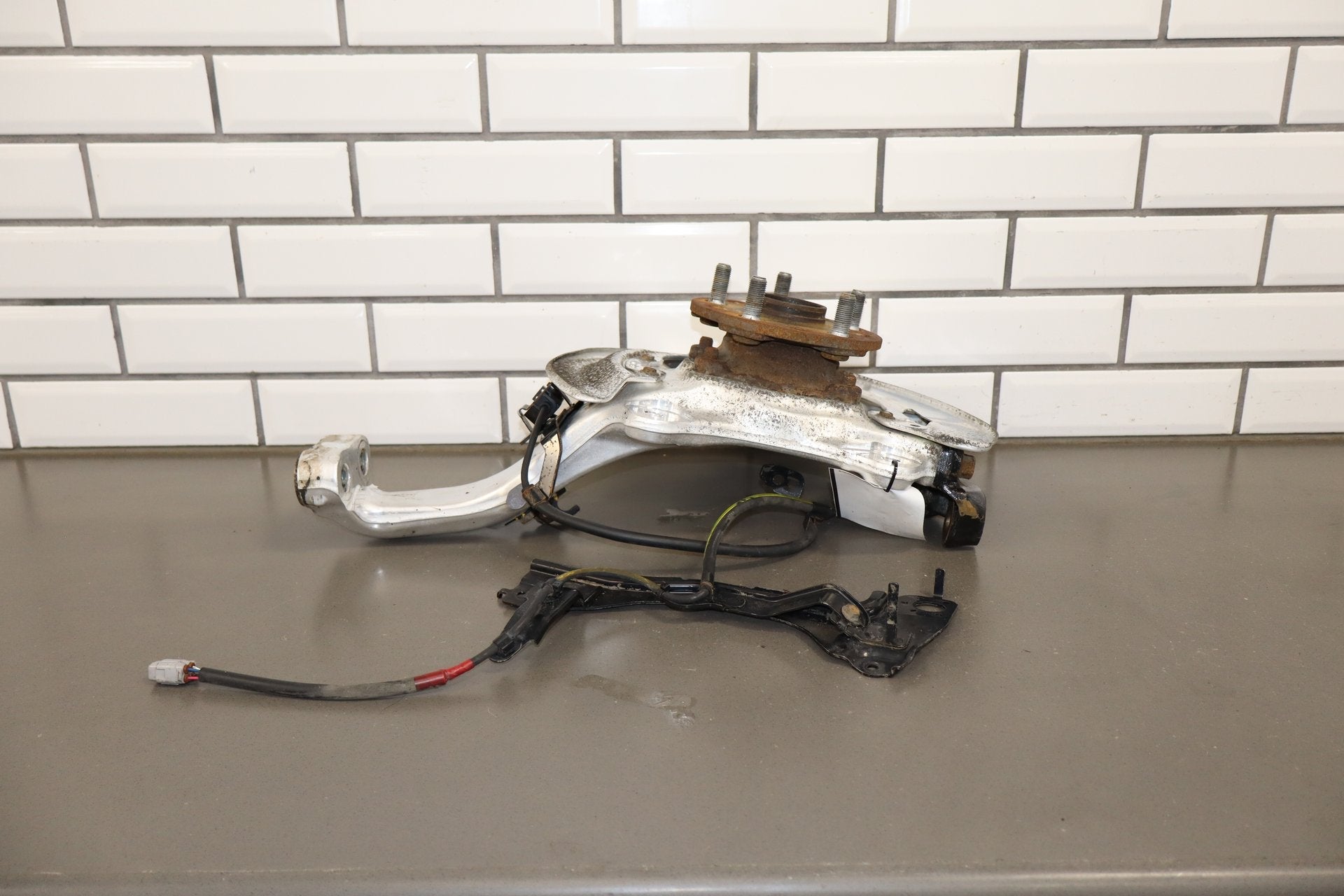 2012 Lexus LS460 AWD Right Front Spindle W/Hub