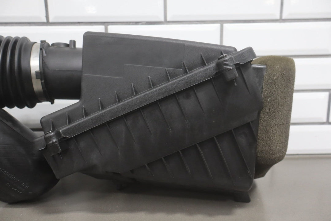 2013 - 2016 Chevrolet Suburban 2500 6.0L Air Cleaner 22844820 OEM