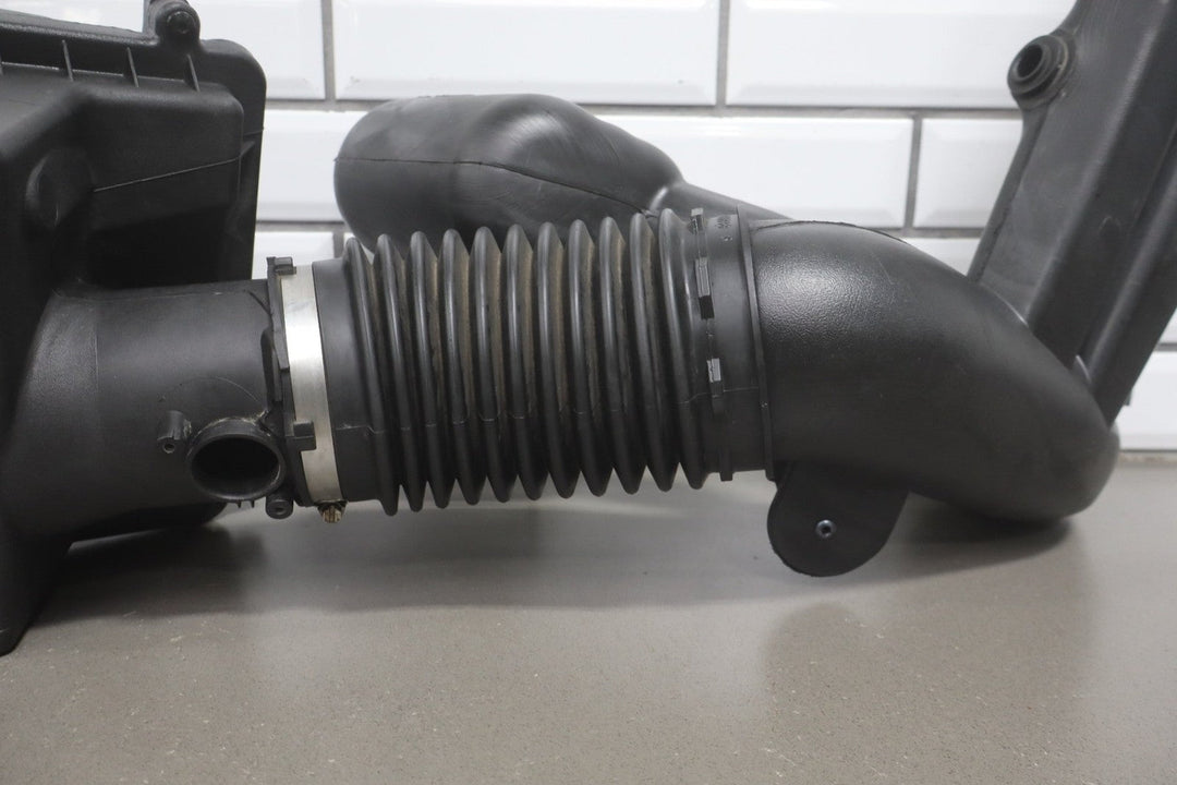 2013 - 2016 Chevrolet Suburban 2500 6.0L Air Cleaner 22844820 OEM