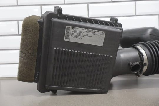 2013 - 2016 Chevrolet Suburban 2500 6.0L Air Cleaner 22844820 OEM