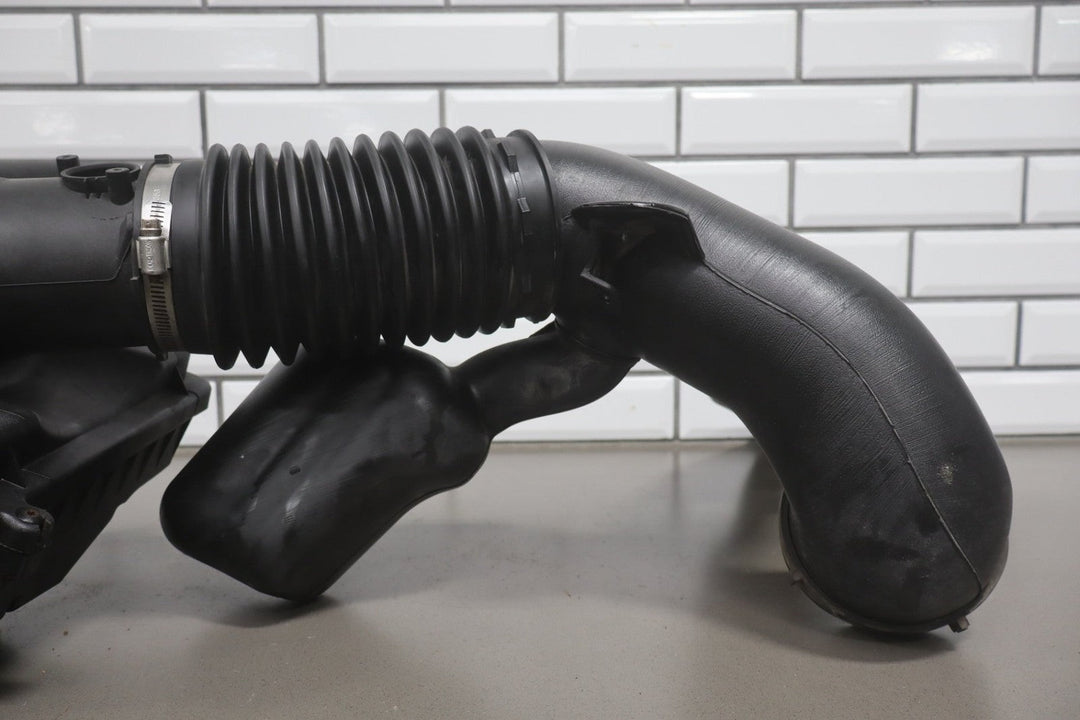 2013 - 2016 Chevrolet Suburban 2500 6.0L Air Cleaner 22844820 OEM