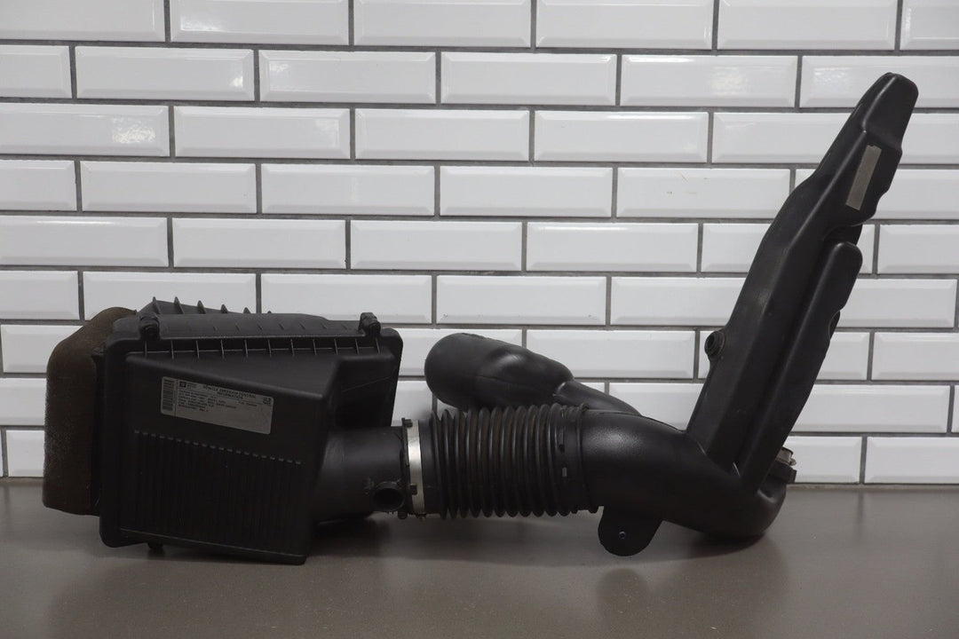 2013 - 2016 Chevrolet Suburban 2500 6.0L Air Cleaner 22844820 OEM