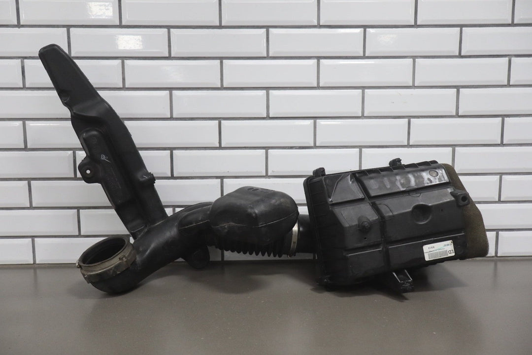 2013 - 2016 Chevrolet Suburban 2500 6.0L Air Cleaner 22844820 OEM