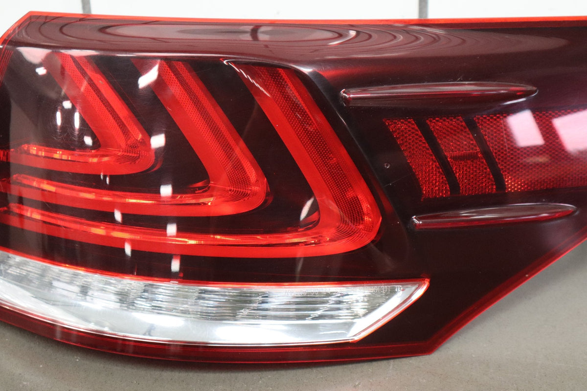 2013-2017 Lexus LS460 XF40 RH Outer Quarter Panel Tail Light 81551-50240 OEM