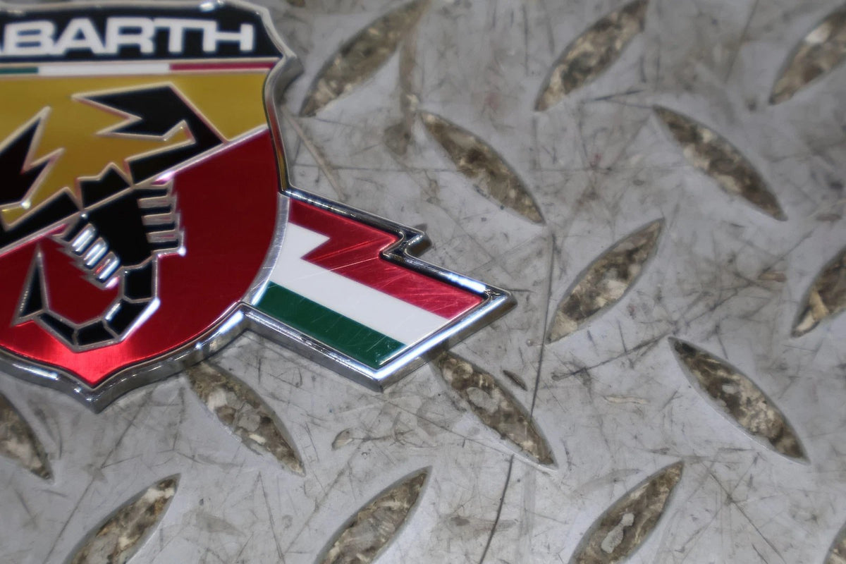 2013 Fiat 500- Emblem