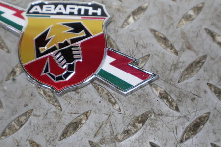 2013 Fiat 500- Emblem