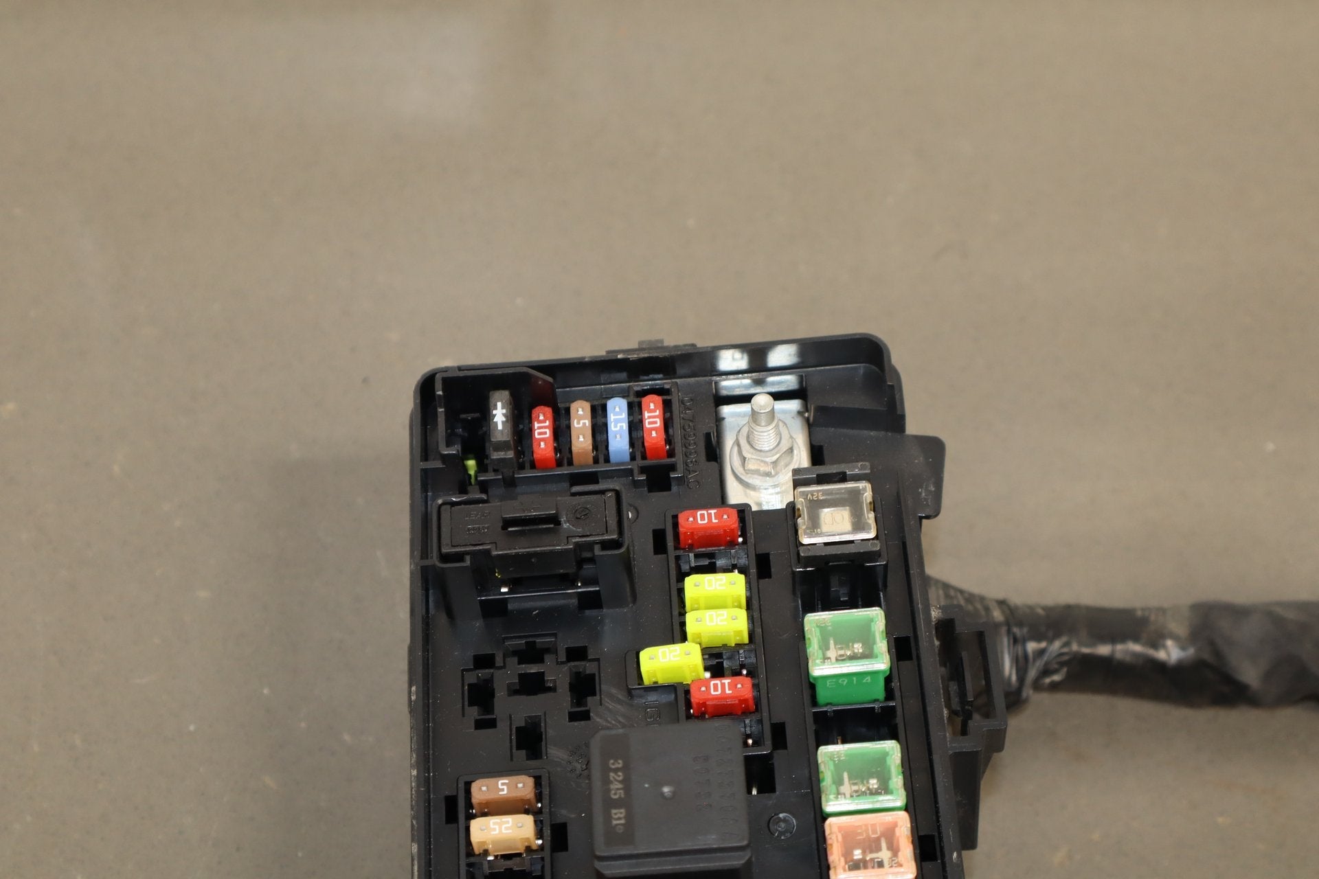 2014 Dodge Challenger R/T 5.7L Cabin Fuse Box