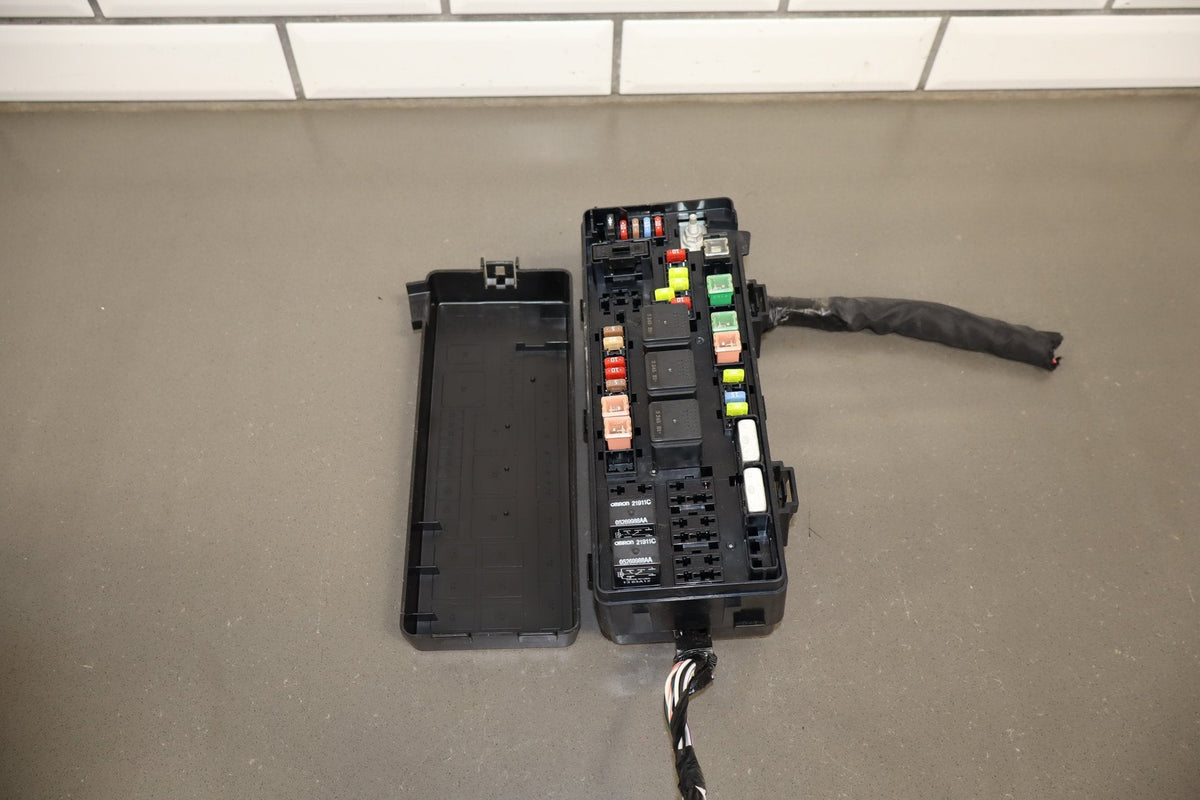 2014 Dodge Challenger R/T 5.7L Cabin Fuse Box
