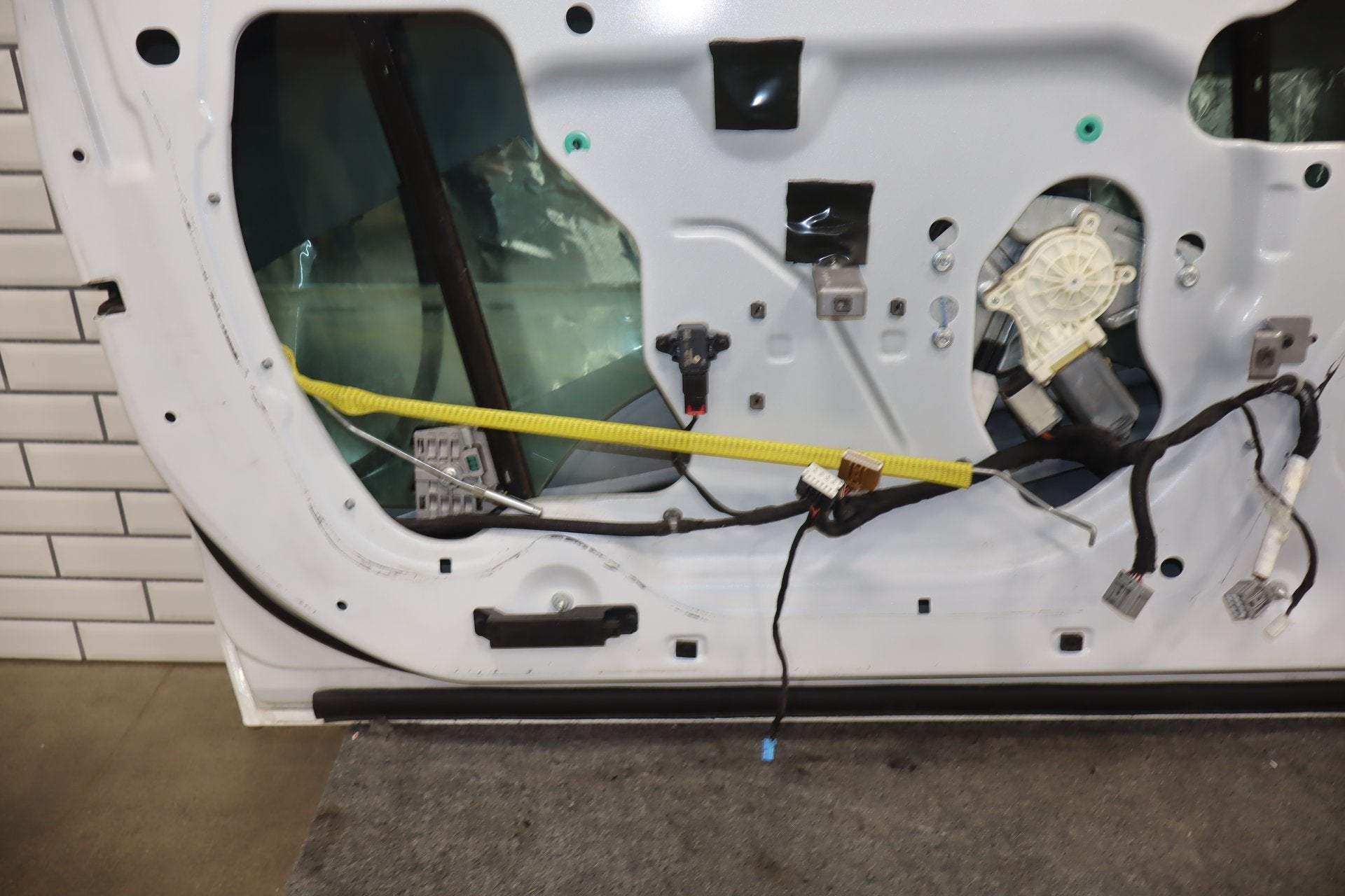 2014 Dodge Challenger R/T Left Front Door Ivory Tricoat Pearl PWD