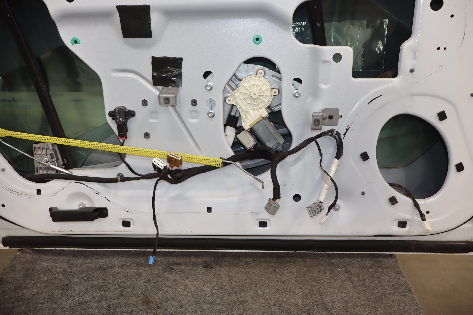 2014 Dodge Challenger R/T Left Front Door Ivory Tricoat Pearl PWD