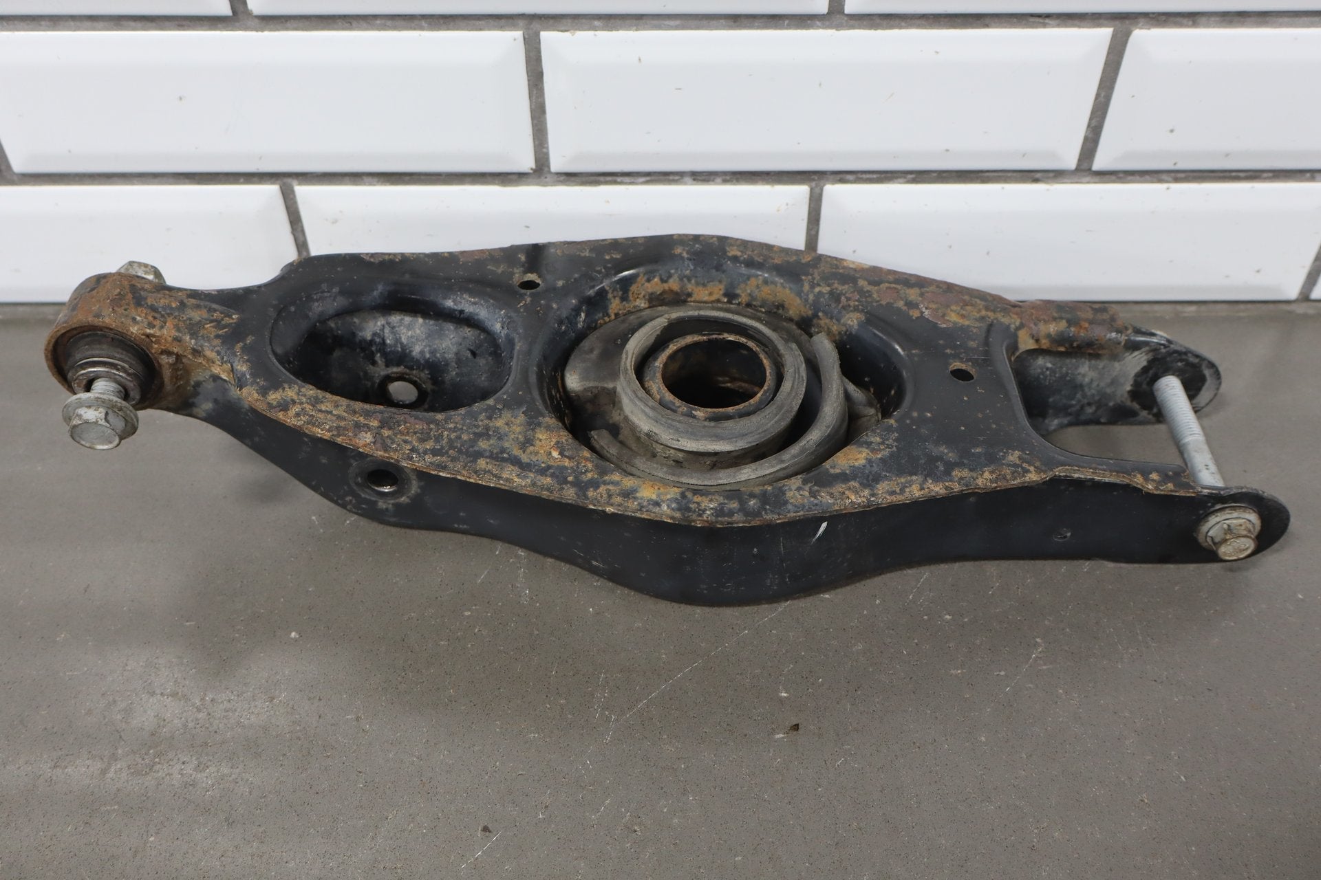 2014 Dodge Challenger R/T Left Rear Suspension Spindle