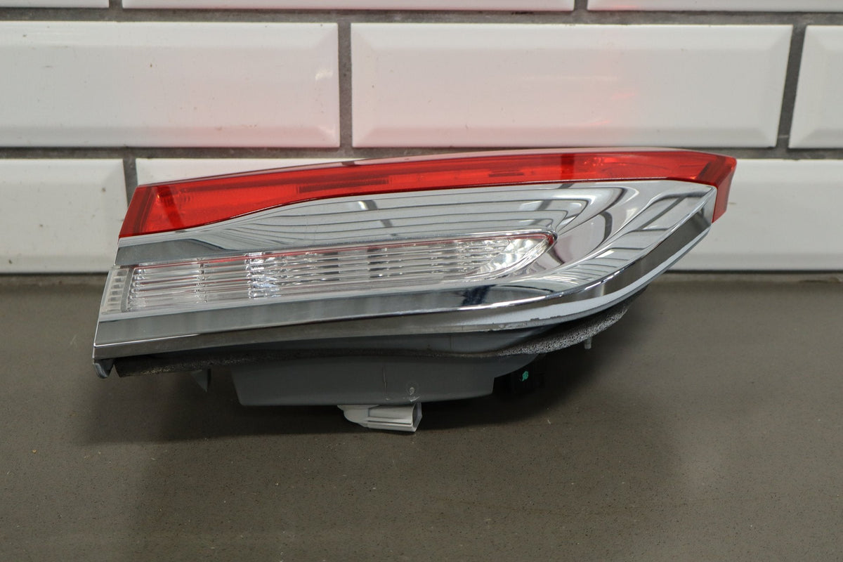 2014 Jeep Grand Cherokee WK2 - Left Inner Tail Light PN: