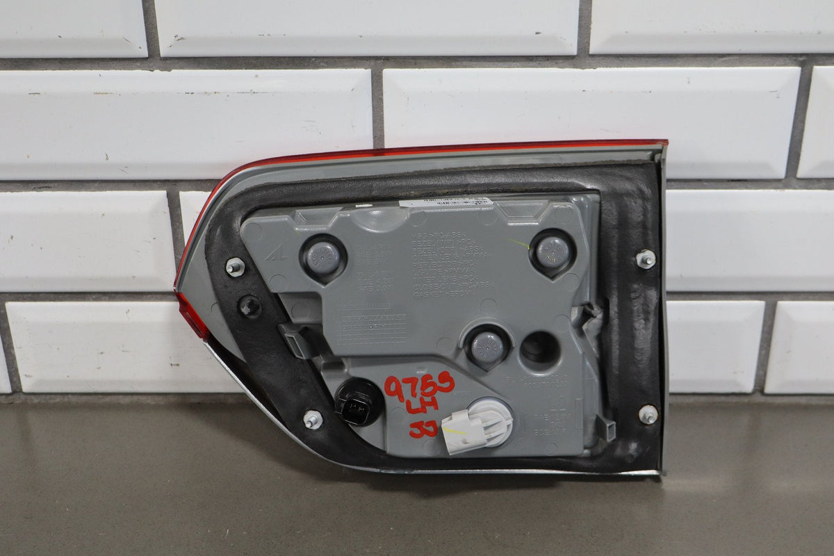 2014 Jeep Grand Cherokee WK2 - Left Inner Tail Light PN: